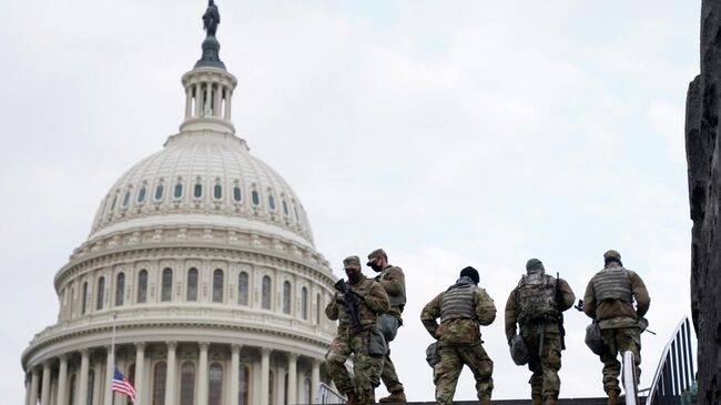 Сотрудники Национальной гвардии США у здания Капитолия в Вашингтоне
