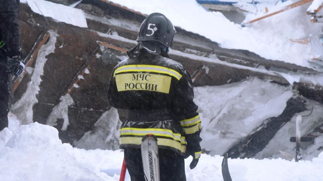 Сотрудник МЧС РФ проводит поисково-спасательные работы после схода лавины в Домбае у горы Мусса-Ачитара