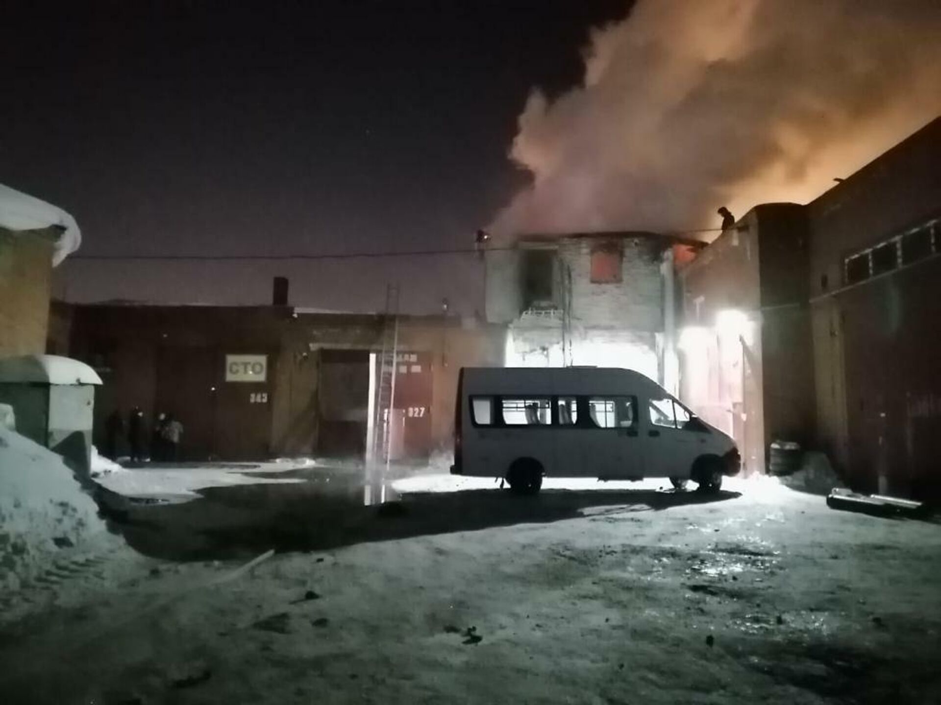 Пожар в гаражном комплексе Дзержинского района Новосибирска - РИА Новости, 1920, 19.01.2021
