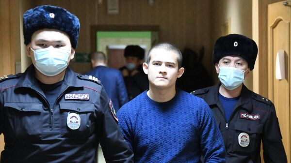 Сотрудники полиции конвоируют обвиняемого Рамиля Шамсутдинова в зал 2-го Восточного окружного военного суда в Чите