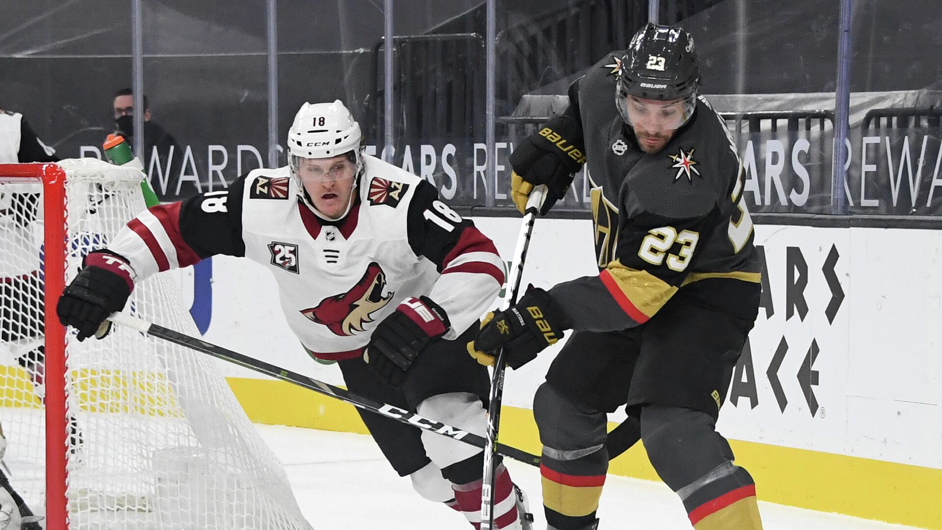 LAS VEGAS, NEVADA - JANUARY 18: Alec Martinez #23 of the Vegas Golden Knights clears the puck under pressure from Christian Dvorak #18 of the Arizona Coyotes in the third period of their game at T-Mobile Arena on January 18, 2021 in Las Vegas, Nevada. The Golden Knights defeated the Coyotes 4-2.   Ethan Miller/Getty Images/AFP - РИА Новости, 1920, 19.01.2021