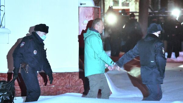 Сотрудники полиции выводят Алексея Навального из здания 2-го отдела полиции Управления МВД России по г. о. Химки