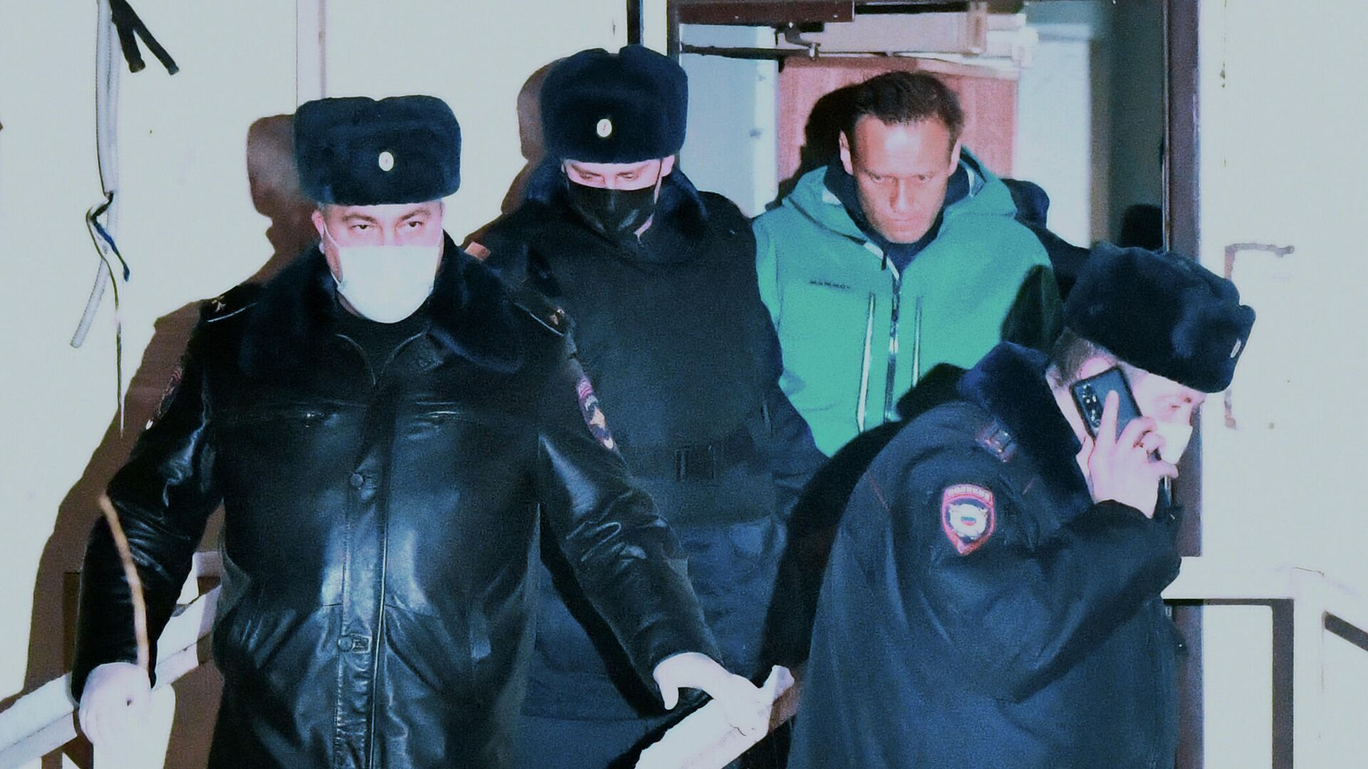 Сотрудники полиции выводят Алексея Навального из здания 2-го отдела полиции Управления МВД России по г. о. Химки - РИА Новости, 1920, 24.01.2021
