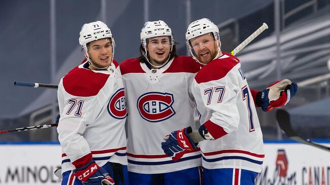 EDMONTON, AB - JANUARY 18: Jake Evans #71, Alexander Romanov #27 and Brett Kulak #77 of the Montreal Canadiens celebrate a goal against the Edmonton Oilers at Rogers Place on January 18, 2021 in Edmonton, Canada.   Codie McLachlan/Getty Images/AFP