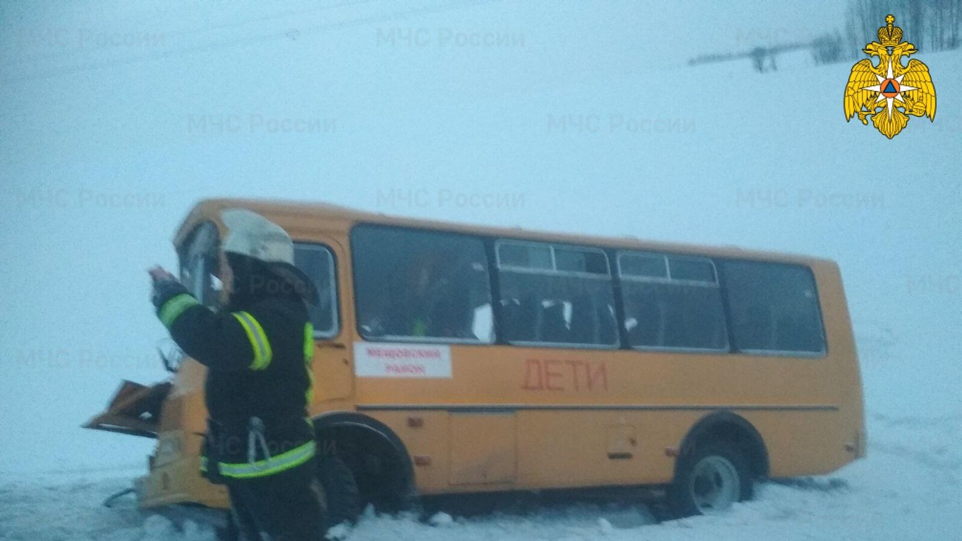 На месте ДТП с участием школьного автобуса под Калугой - РИА Новости, 1920, 19.01.2021