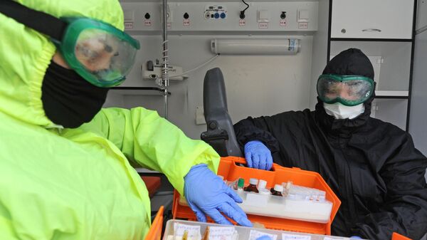 Фельдшеры станции скорой медицинской помощи проверяют сумку-укладку перед выездом к пациентам с коронавирусом