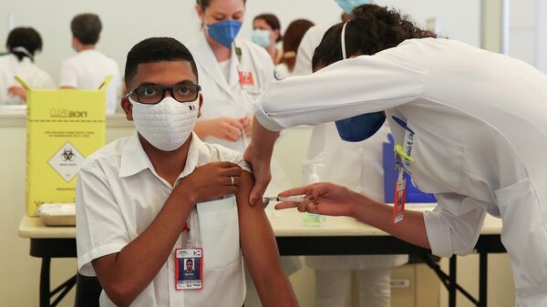 Медицинские работники во время вакцинации от коронавируса