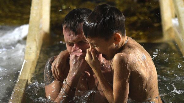 Верующие во время крещенского купания в проруби