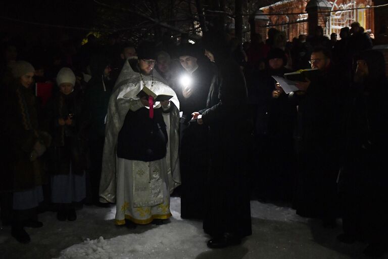 Священнослужители во время освящения иордани в Введенском озере возле Покровской Свято-Введенской Островной женской пустыни во Владимирской области