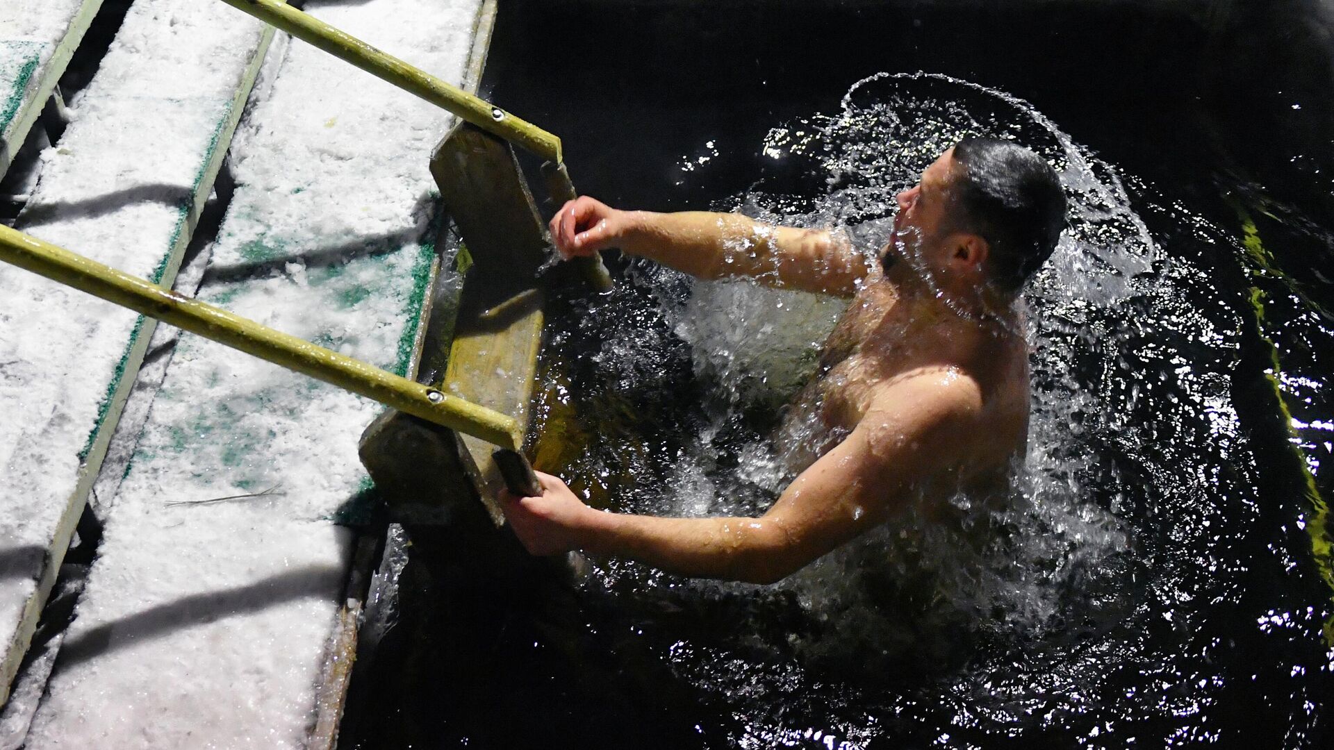 Мужчина окунается в купель во время крещенских купаний - РИА Новости, 1920, 12.01.2023