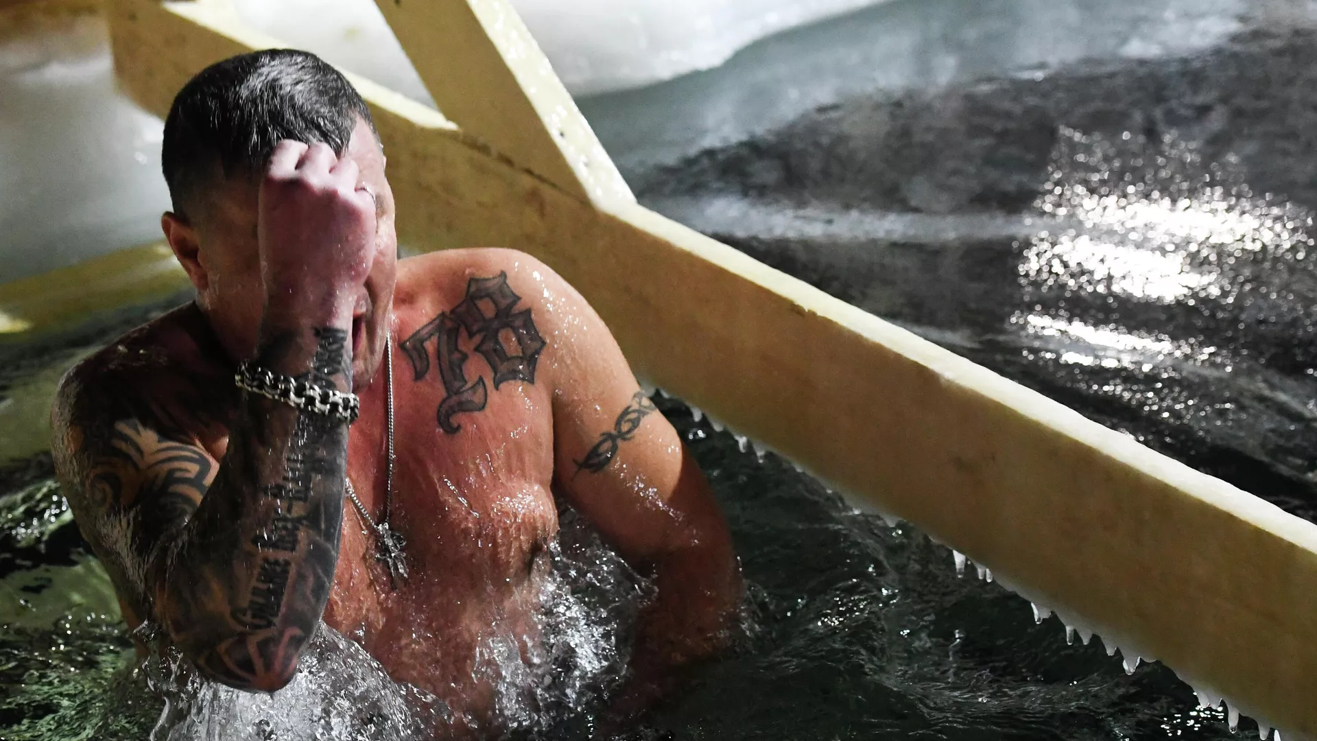 Мужчина окунается в купель во время крещенских купаний во Владивостоке - РИА Новости, 1920, 15.01.2022