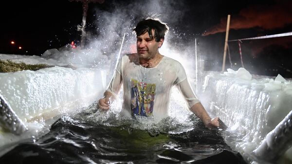  Мужчина во время крещенских купаний на Верх-Исетском пруду в Екатеринбурге