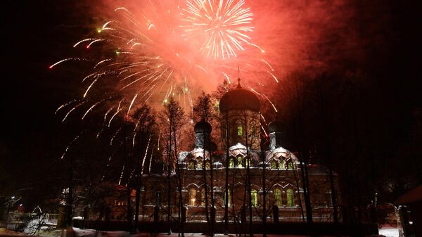 Салют в честь празднования Крещения Господня в Покровской Свято-Введенской Островной женской пустыни на острове посреди Введенского озера во Владимирской области Салют в честь празднования Крещения Господня в Покровской Свято-Введенской Островной женской пустыни на острове посреди Введенского озера во Владимирской области
