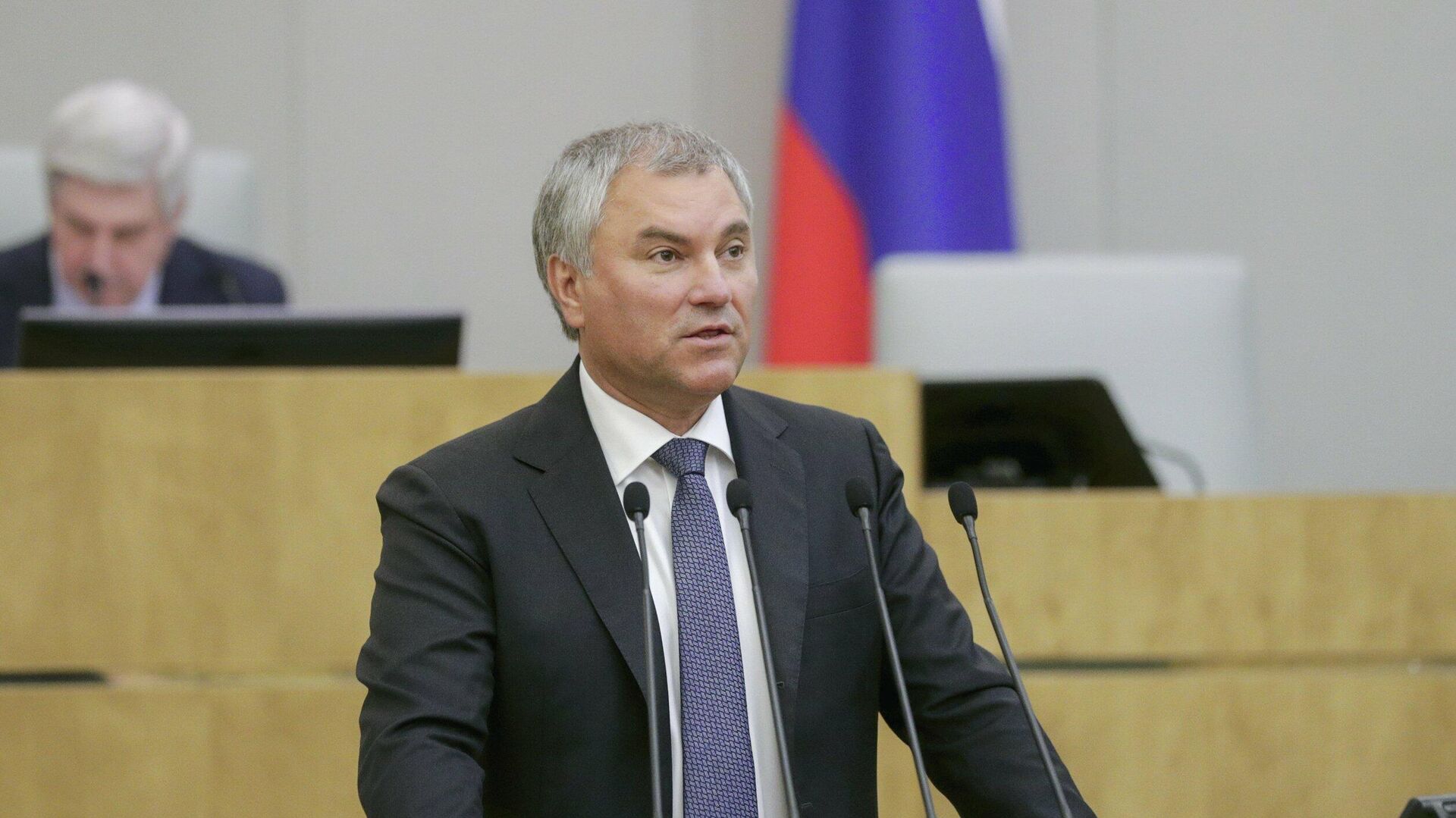 Володин призвал депутатов Госдумы соблюдать масочный режим