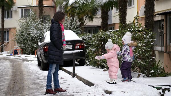 Женщина с детьми на одной из улиц в Сочи