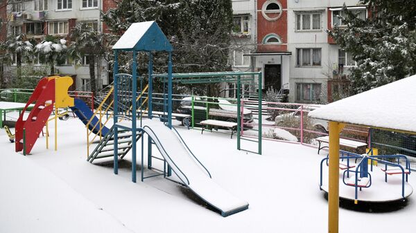 Заснеженная детская площадка 