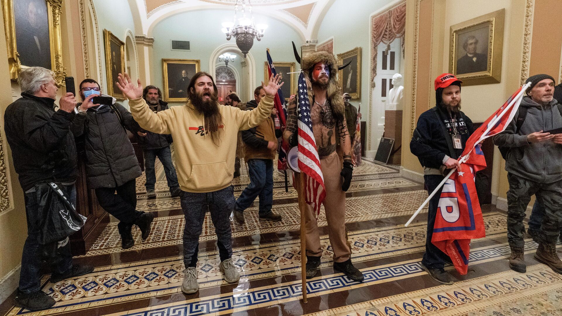 Сторонники президента Дональда Трампа выстроились напротив сотрудников полиции во время вторжения в Капитолий в Вашингтоне  - РИА Новости, 1920, 08.11.2021