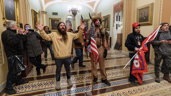 Сторонники президента Дональда Трампа во время вторжения в Капитолий в Вашингтоне 