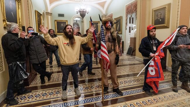 Сторонники Дональда Трампа во время вторжения в Капитолий в Вашингтоне 