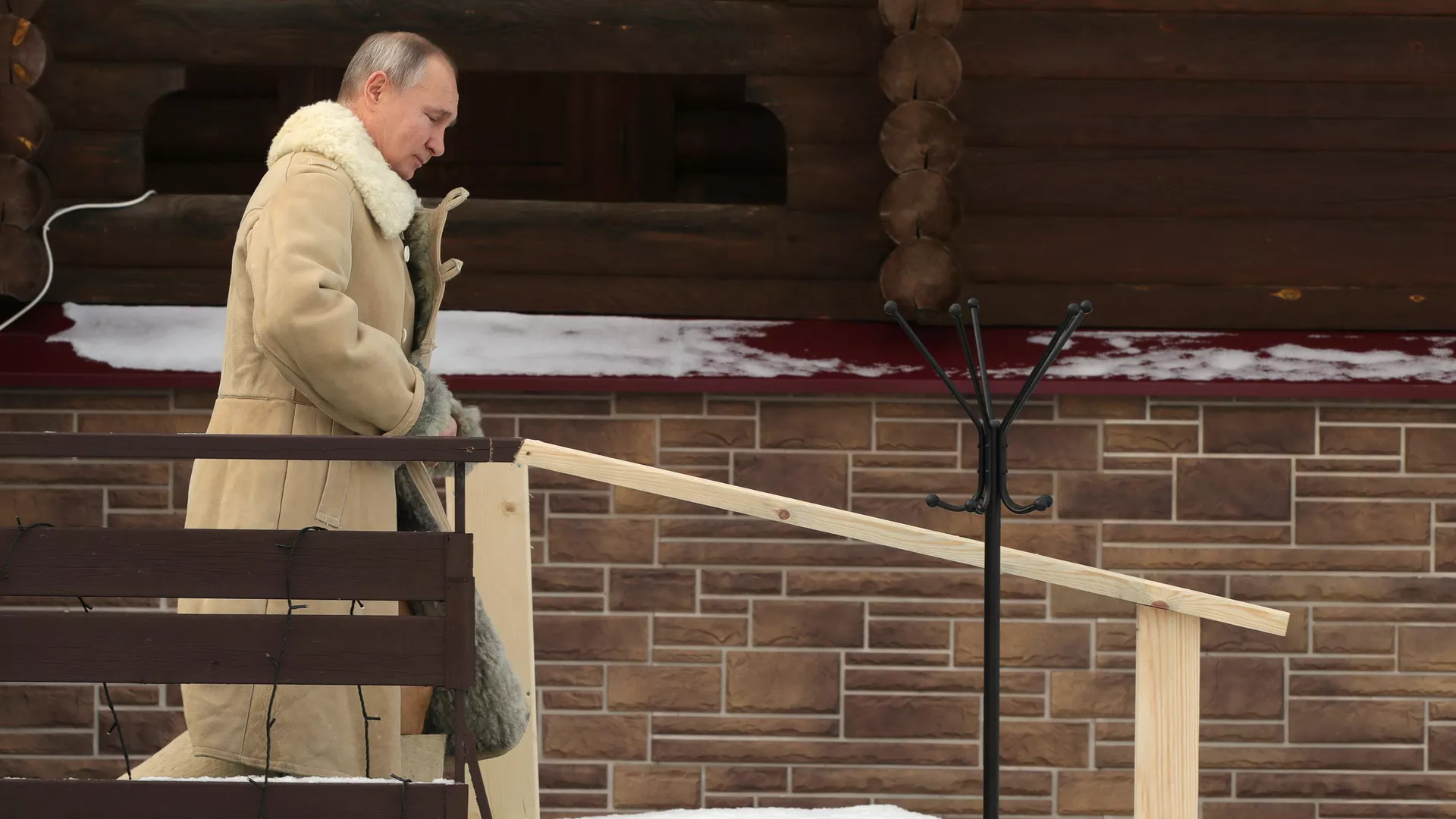Президент Владимир Путин принимает участие в крещенских купаниях - РИА Новости, 1920, 19.01.2024