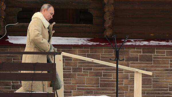 Президент РФ Владимир Путин принимает участие в крещенских купаниях