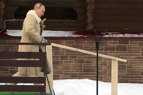 Президент РФ Владимир Путин принимает участие в крещенских купаниях