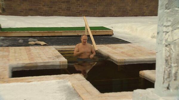 Владимир Путин трижды окунулся в прорубь во время крещенского купания