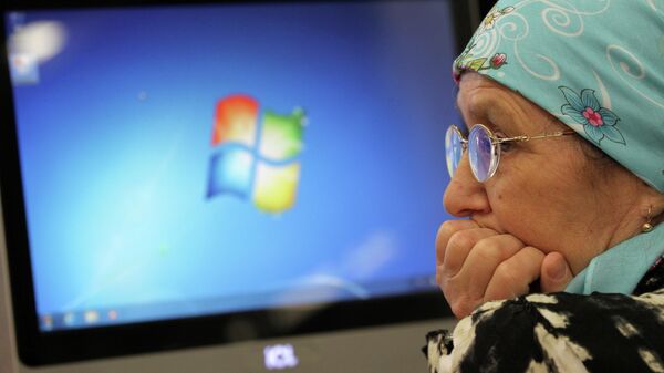 Пожилая женщина за компьютером