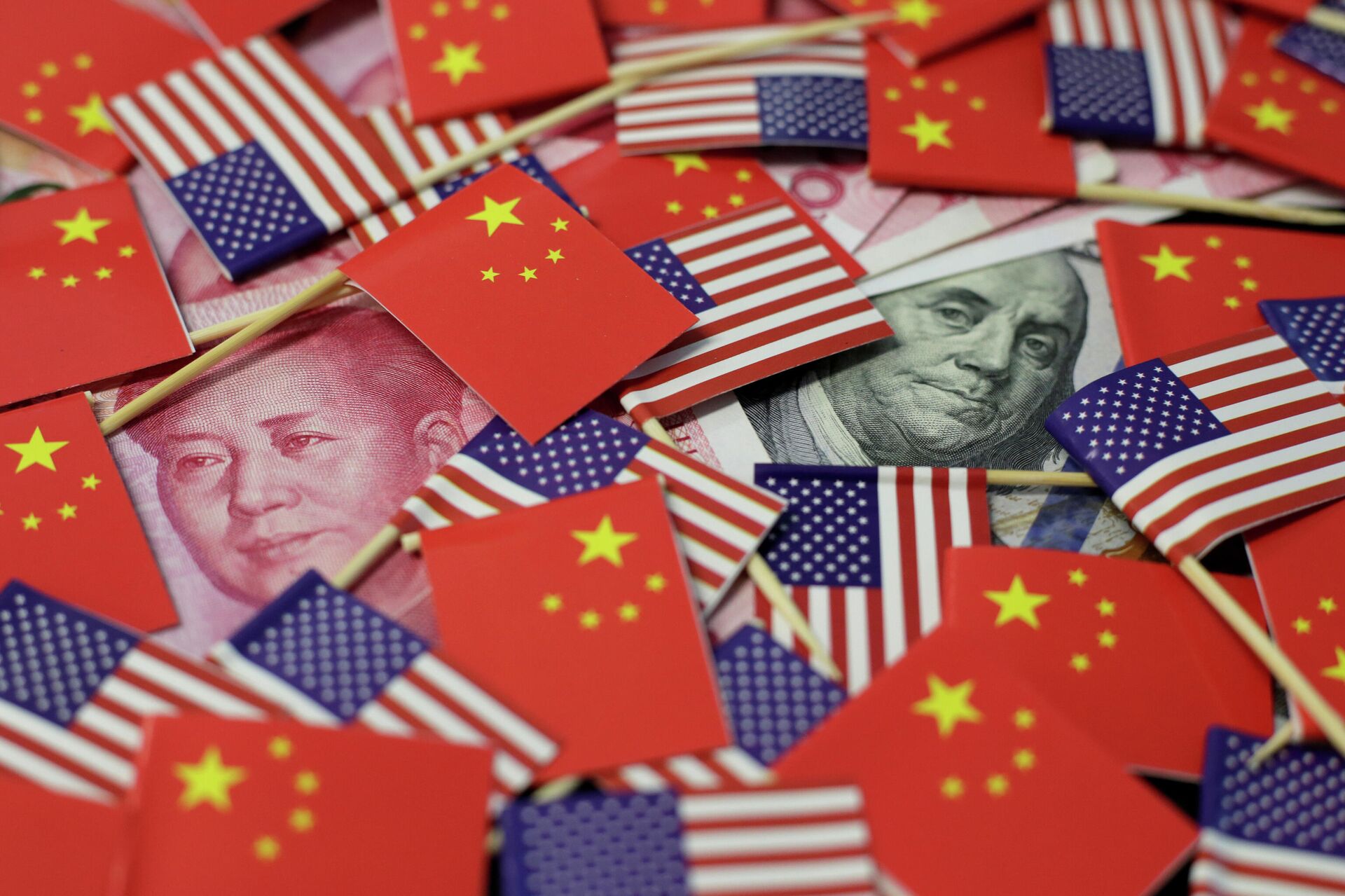 Банкнота в долларах США с изображением Бенджамина Франклина и банкнота в китайских юанях с изображением  Мао Цзэдуна среди флагов США и Китая - РИА Новости, 1920, 19.01.2021