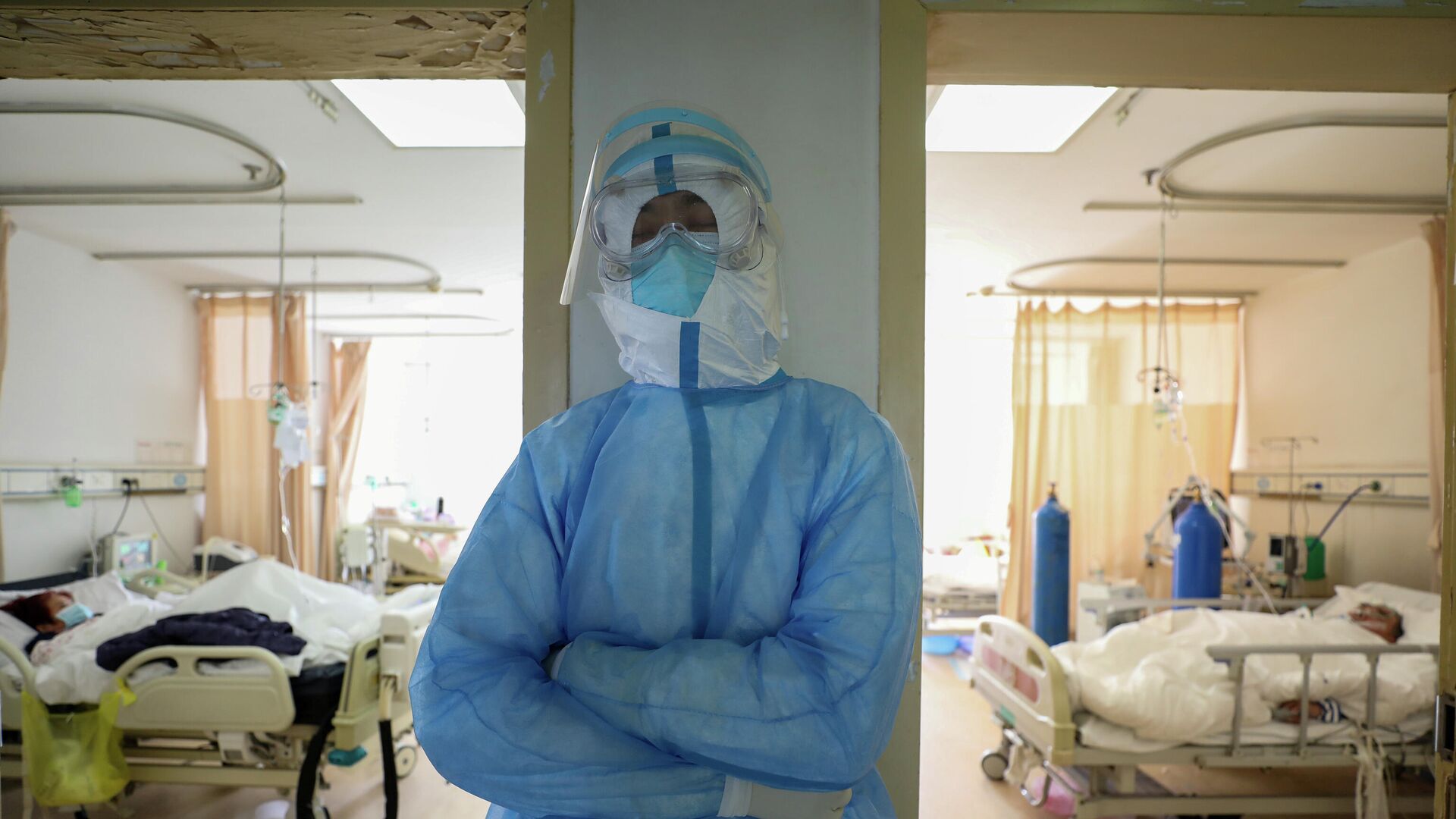Медицинский работник в защитном костюме в больнице Уханя, Китай - РИА Новости, 1920, 07.02.2021