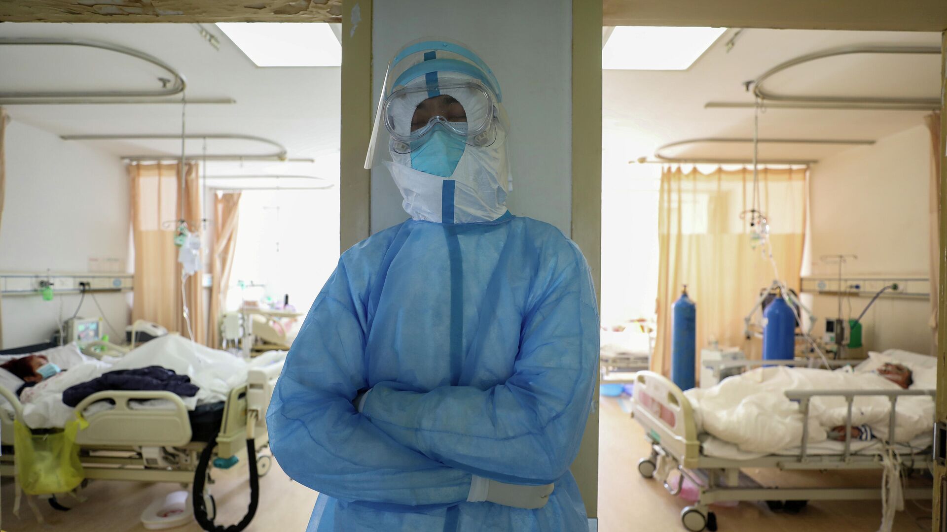 Медицинский работник в защитном костюме в больнице Уханя, Китай - РИА Новости, 1920, 07.02.2021