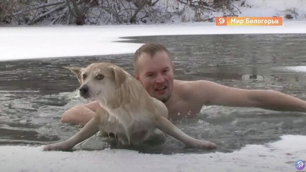 Журналист телерадиокрмпании Мира Белогорья Александр Сашнев спасает собаку из воды