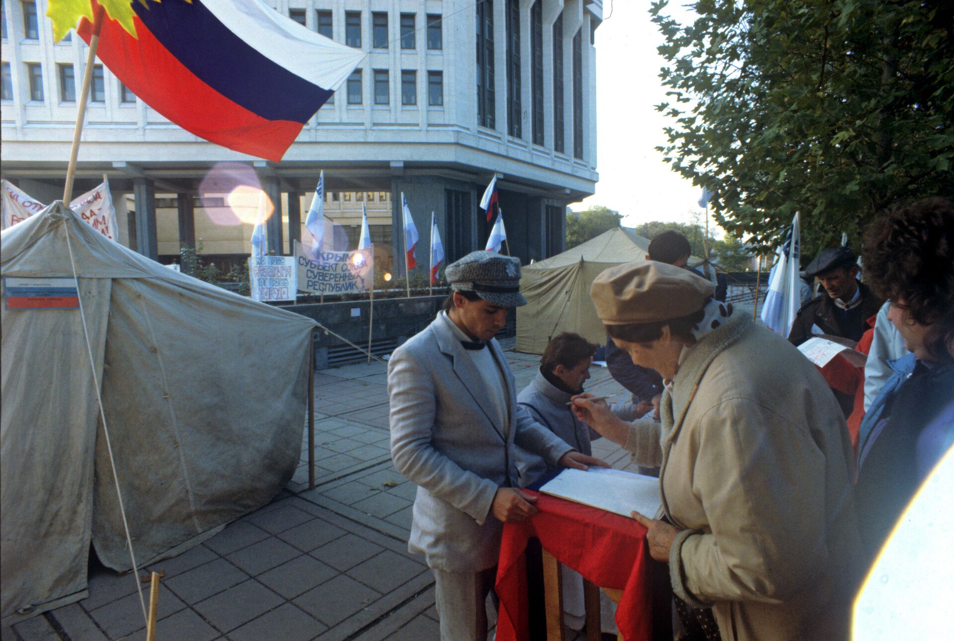 Активисты Республиканского движения Крыма собирают подписи с требованием проведения референдума сторонников проведения референдума о независимости Крыма. Активисты Республиканского движения Крыма собирают подписи с требованием проведения референдума сторонников проведения референдума о независимости Крыма. - РИА Новости, 1920, 19.01.2021