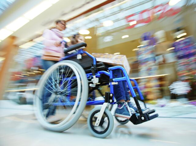 Женщина с ребенком в инвалидной коляске