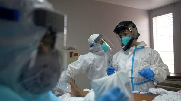 Медицинские работники в отделении для пациентов с коронавирусом в Медицинском центре United Memorial в Хьюстоне, США