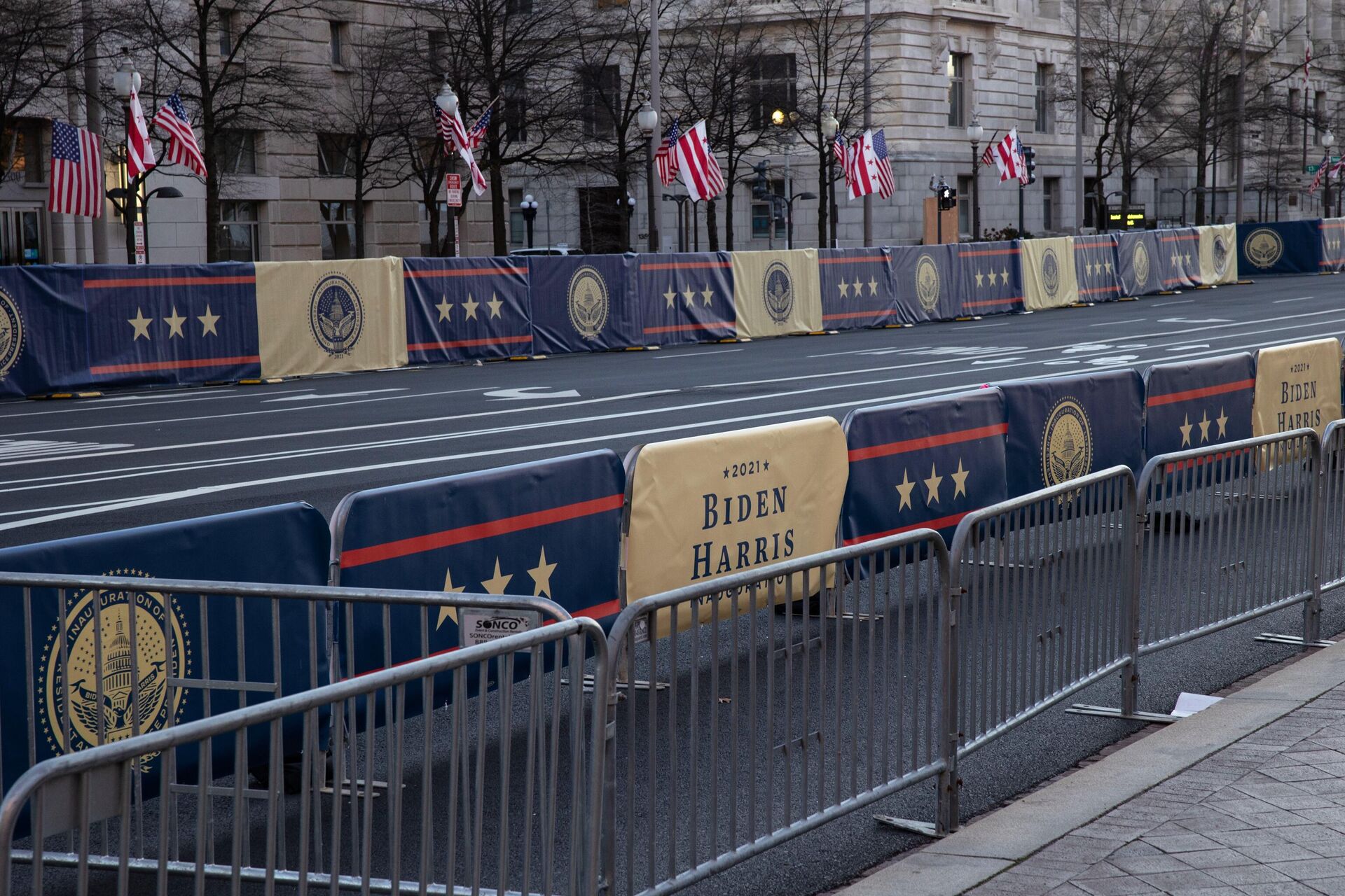 Баннеры к инаугурации избранного президента США Джо Байдена на ограждении дороги у здания Капитолия в Вашингтоне - РИА Новости, 1920, 20.01.2021