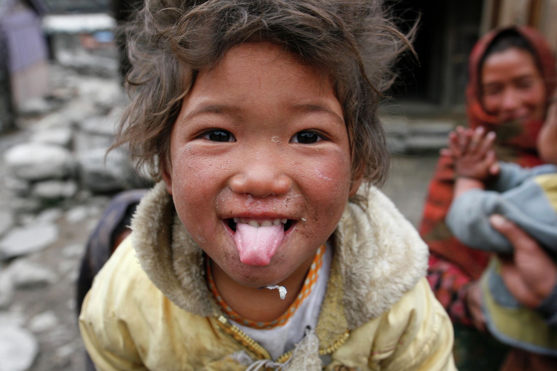 Ребенок, показывающий язык в Непале - РИА Новости, 1920, 20.01.2021