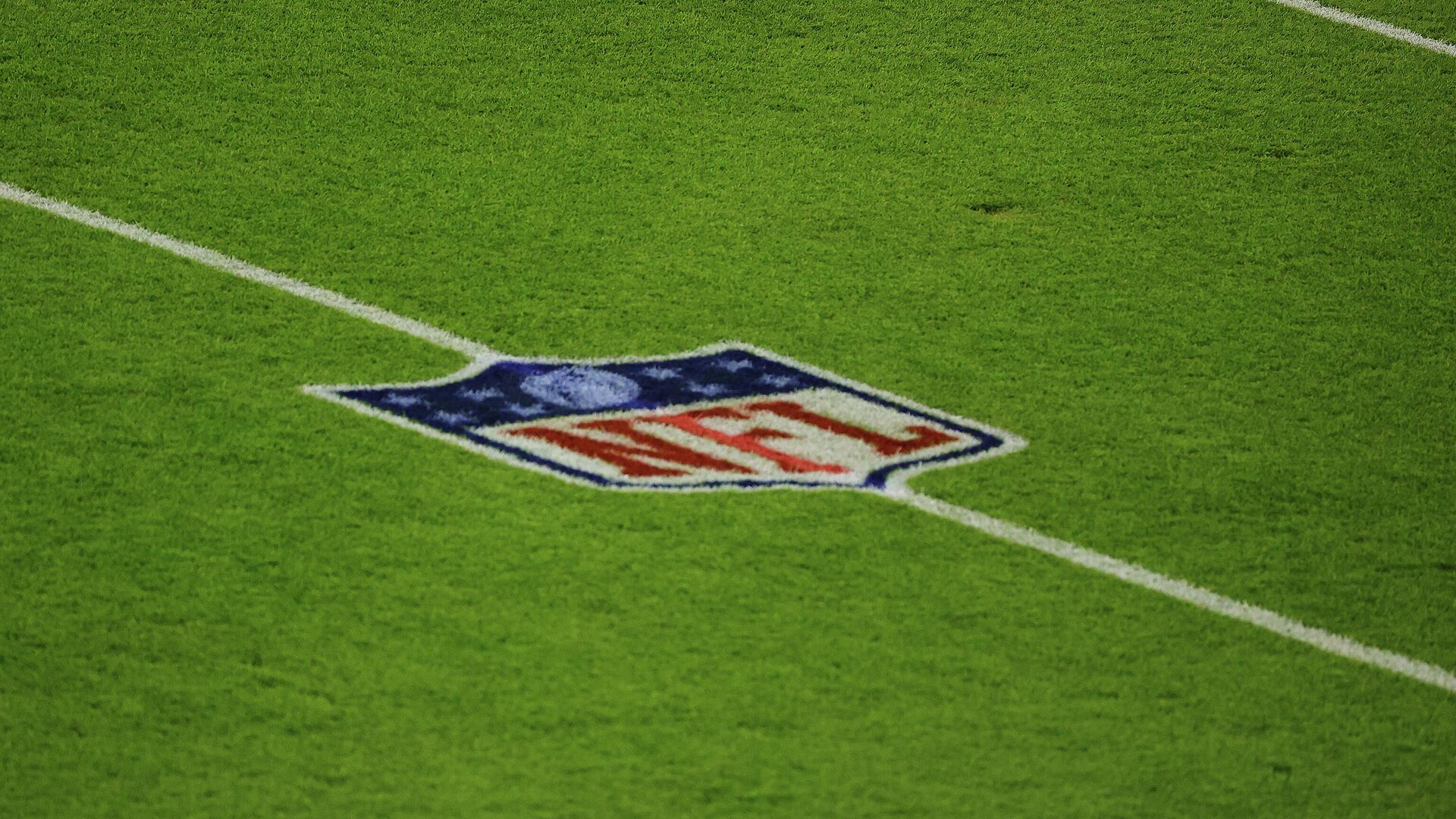 GREEN BAY, WISCONSIN - NOVEMBER 29: A general view of the NFL logo prior to a game between the Green Bay Packers and the Chicago Bears at Lambeau Field on November 29, 2020 in Green Bay, Wisconsin. The Packers defeated the Bears 45-21.   Stacy Revere/Getty Images/AFP - РИА Новости, 1920, 20.01.2021