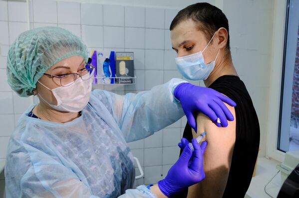 Житель Мурманска прививается от коронавируса вакциной Спутник-V в Мурманском областном центре специализированных видов медицинской помощи