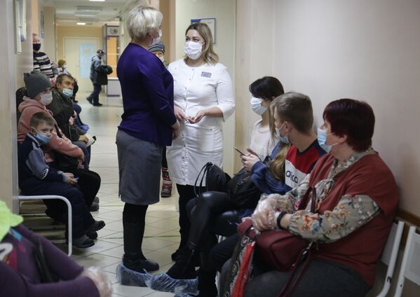 Пациенты и врачи в районной больнице в Мошковском районе Новосибирской области