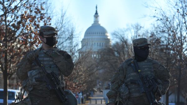 Сотрудники Национальной гвардии возле здания Капитолия в Вашингтоне