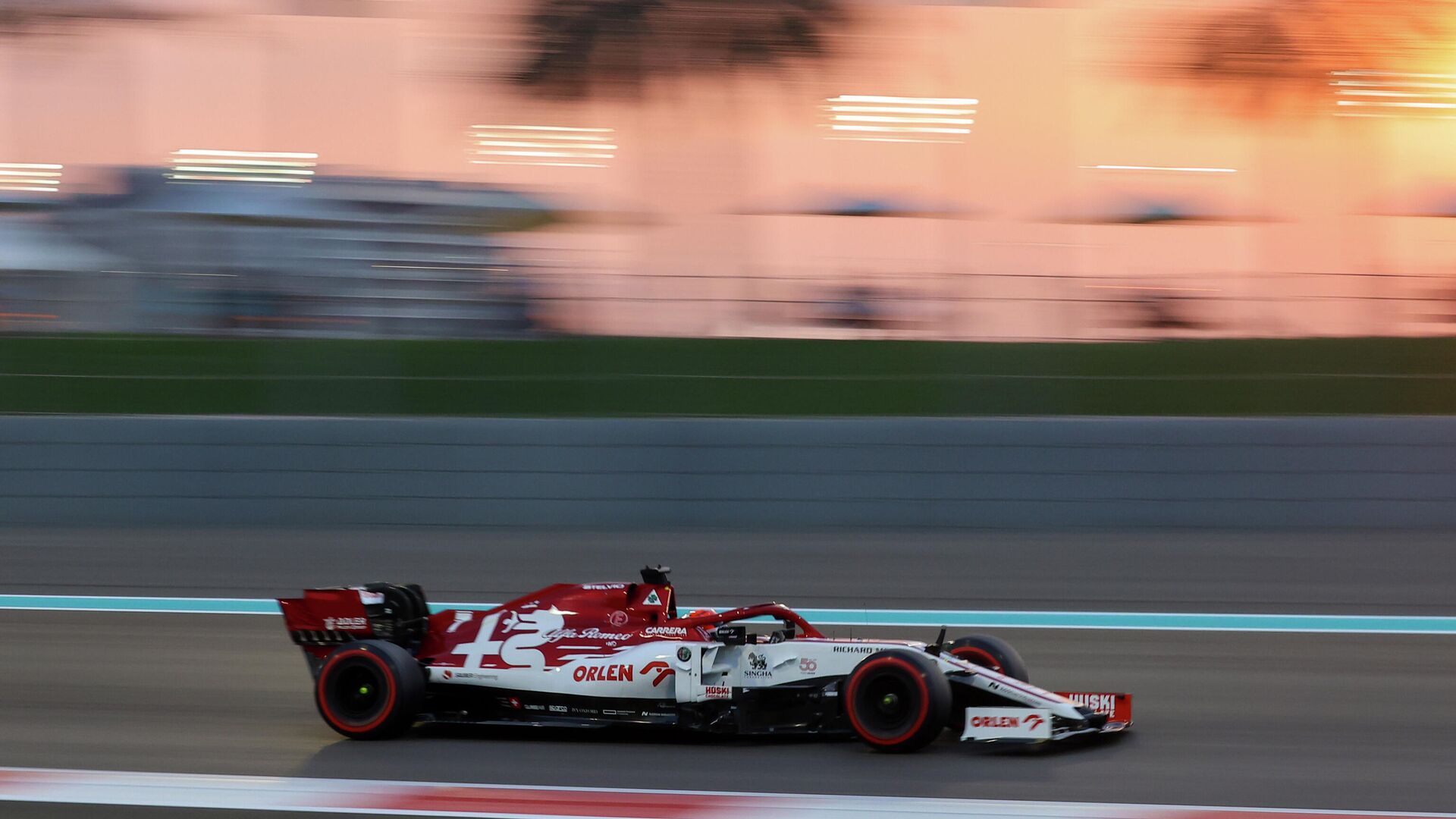 Alfa Romeo's Finnish driver Kimi Raikkonen drives during the qualifying session on the eve of the Abu Dhabi Formula One Grand Prix at the Yas Marina Circuit in the Emirati city of Abu Dhabi on December 12, 2020. (Photo by Giuseppe CACACE / POOL / AFP) - РИА Новости, 1920, 20.01.2021