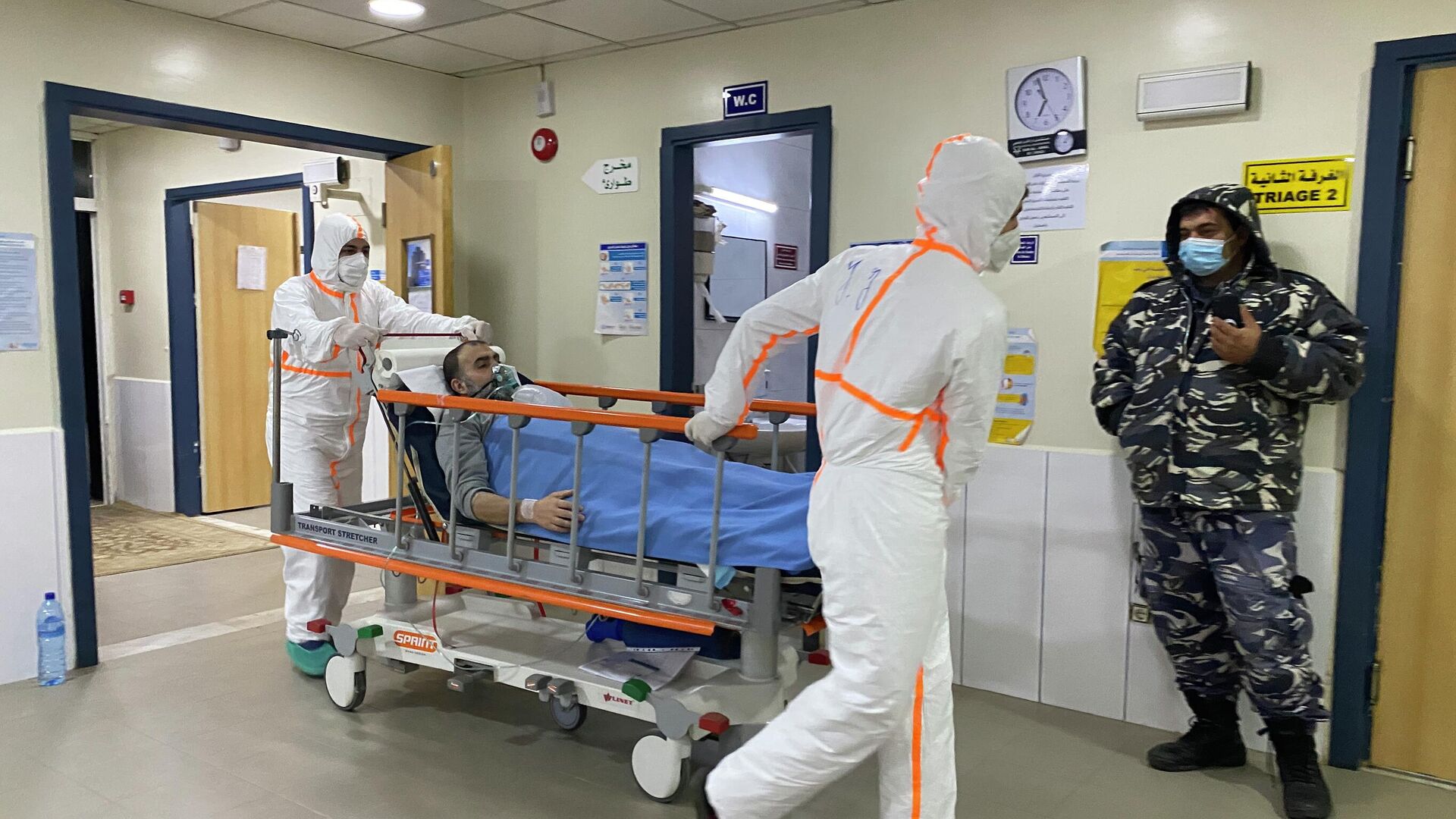 Медицинские работники транспортируют пациента в отделении для больных коронавирусом в больнице Дейр Аль-Амаль в провинции Бекаа-Хермель в Ливане - РИА Новости, 1920, 23.01.2021