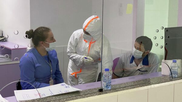 Медицинские работники в отделении для больных коронавирусом в больнице Дейр Аль-Амаль в провинции Бекаа-Хермель в Ливане