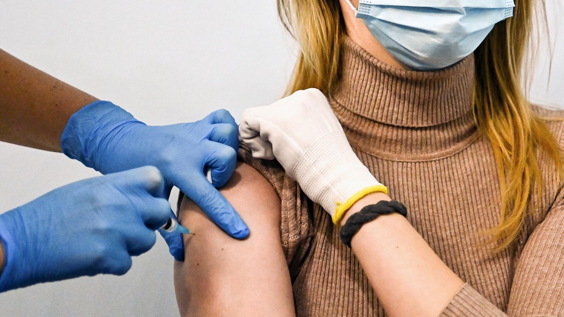 Девушке делают прививку от коронавируса в Геликон-опере в Москве - РИА Новости, 1920, 26.01.2021