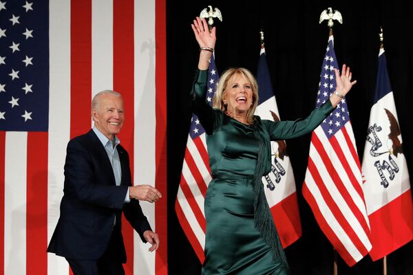 Кандидат в президенты США Джо Байден с супругой Джилл во время предвыборной кампании в штате Айова 