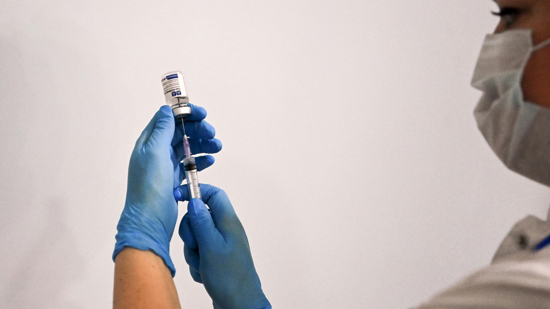 Медицинский сотрудник держит в руках вакцину Спутник-V - РИА Новости, 1920, 21.01.2021