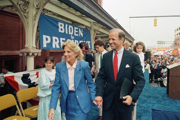 Сенатор Джо Байден с супругой Джилл после выдвижения своей кандидатуры на пост президента США, 9 июня 1987 года 