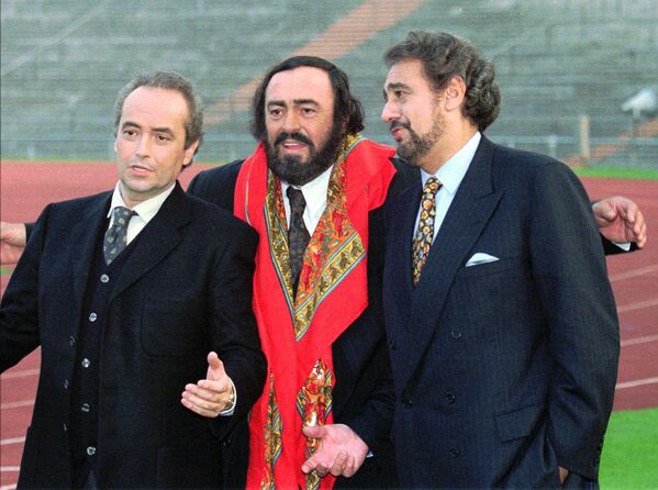 Хосе Каррерас, Лучано Паваротти и Пласидо Доминго во время пресс-конференции в Мюнхене