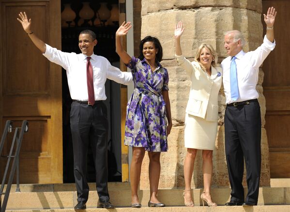 Барак Обама с супругой Мишель и Джо Байден с супругой Джилл в штате Иллинойс 